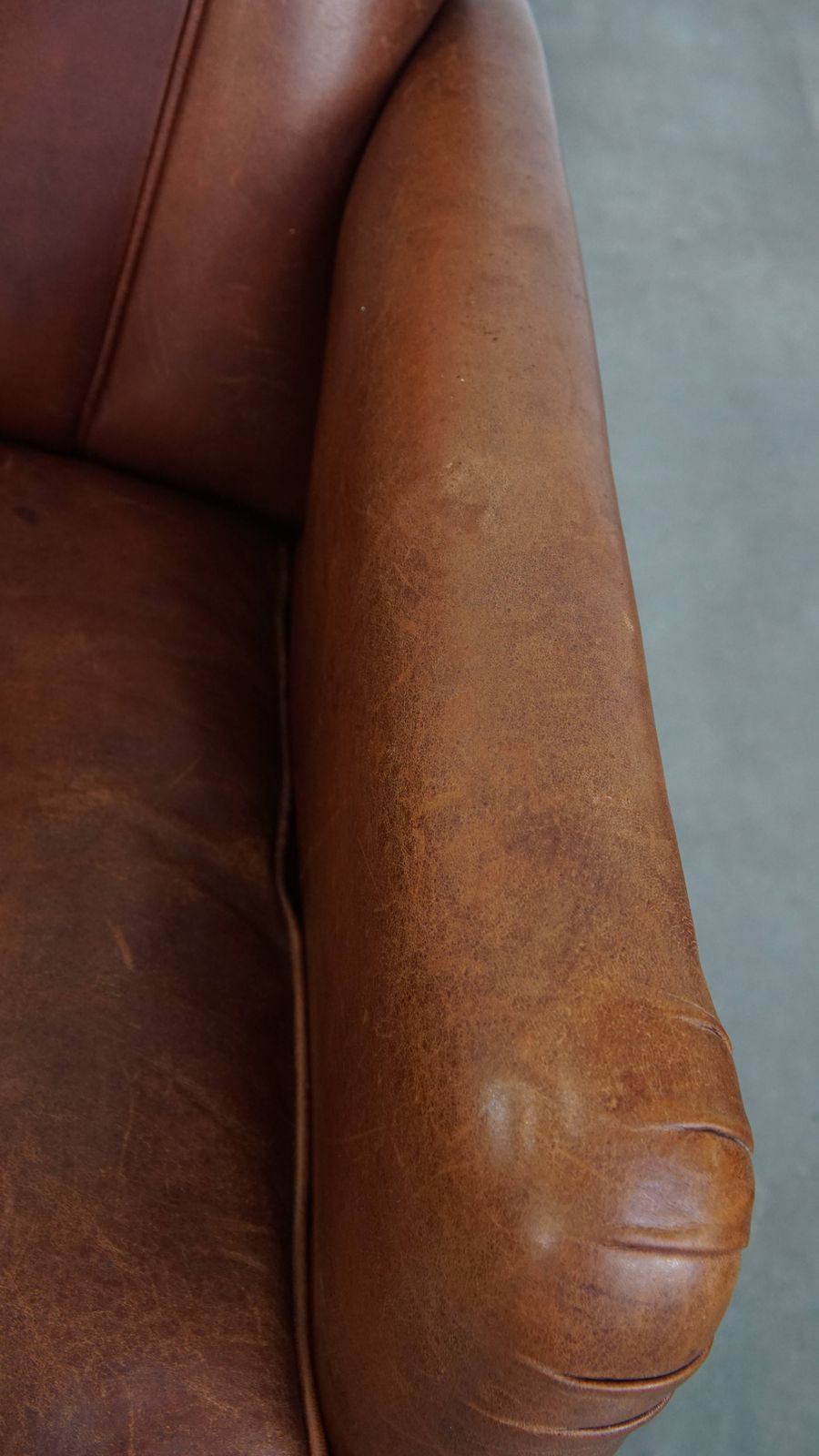 Stijlvolle Art Deco Fauteuil In Schapenleer Met Tijdloos Karakter photo vintage