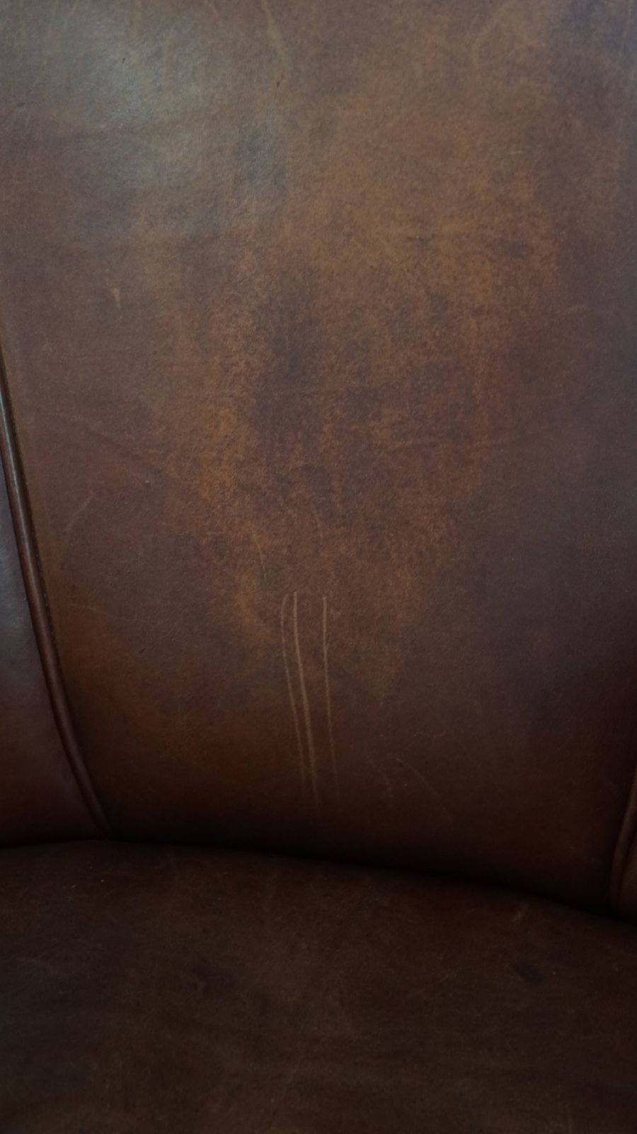 photo furniture Stijlvolle Art Deco Fauteuil In Schapenleer Met Tijdloos Karakter
