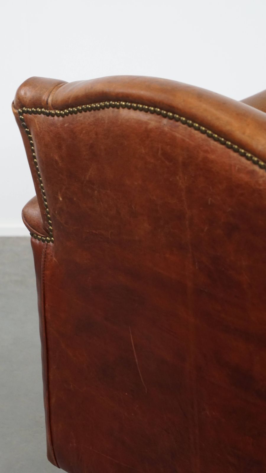 photo buy Stijlvolle Art Deco Fauteuil In Schapenleer Met Tijdloos Karakter