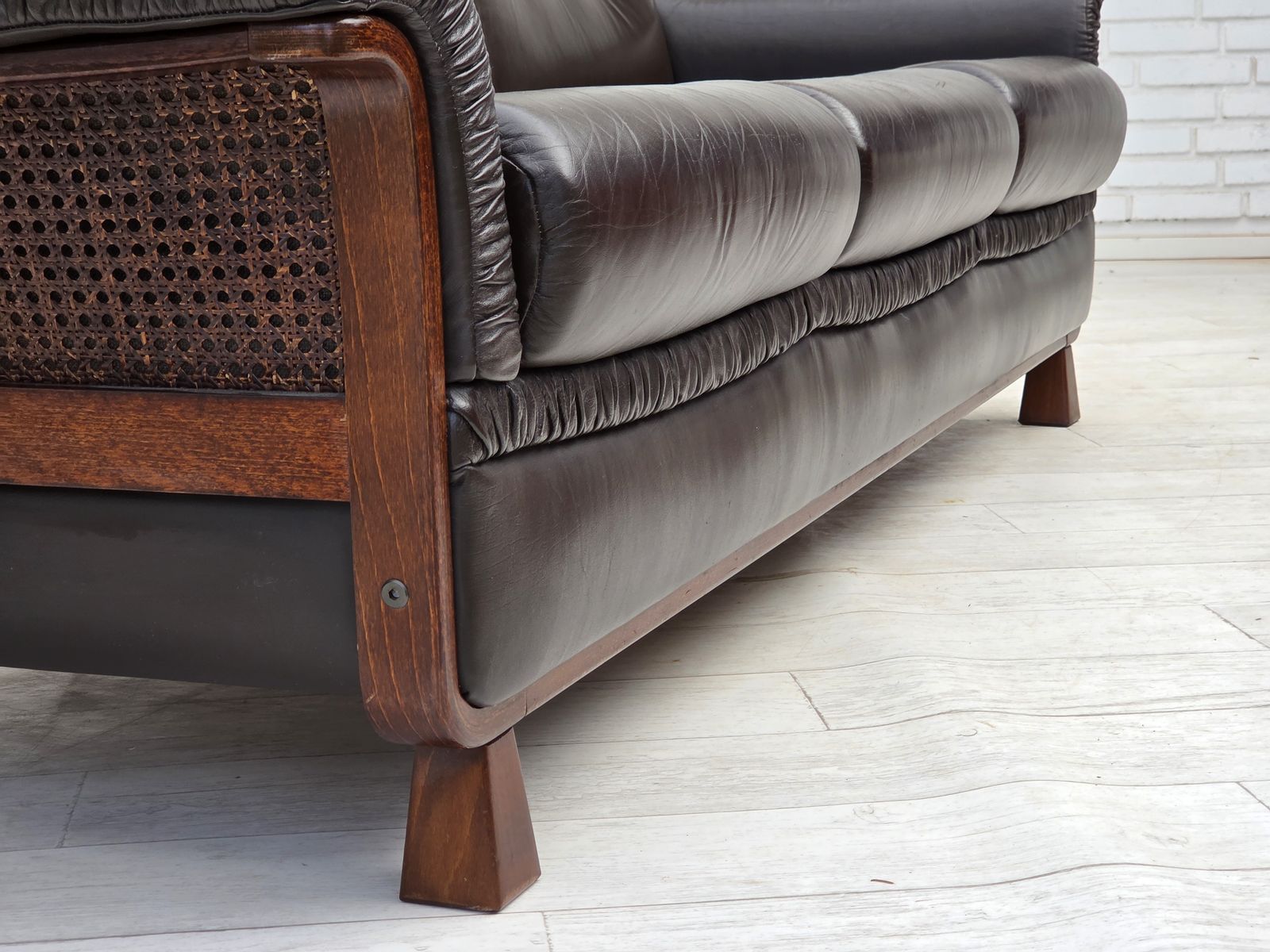 photo furniture 1970s, Scandinavian 3 Seater Sofa, Furniture Leather, Teak Wood Legs, Bent Wood.