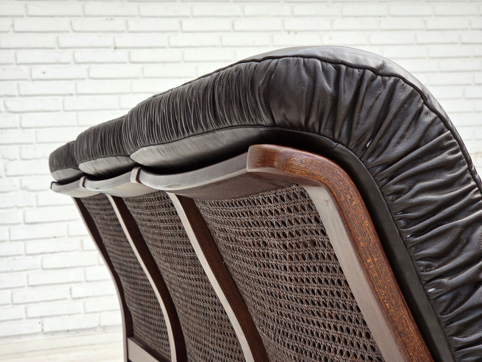 photo vintage 1970s, Scandinavian 3 Seater Sofa, Furniture Leather, Teak Wood Legs, Bent Wood.