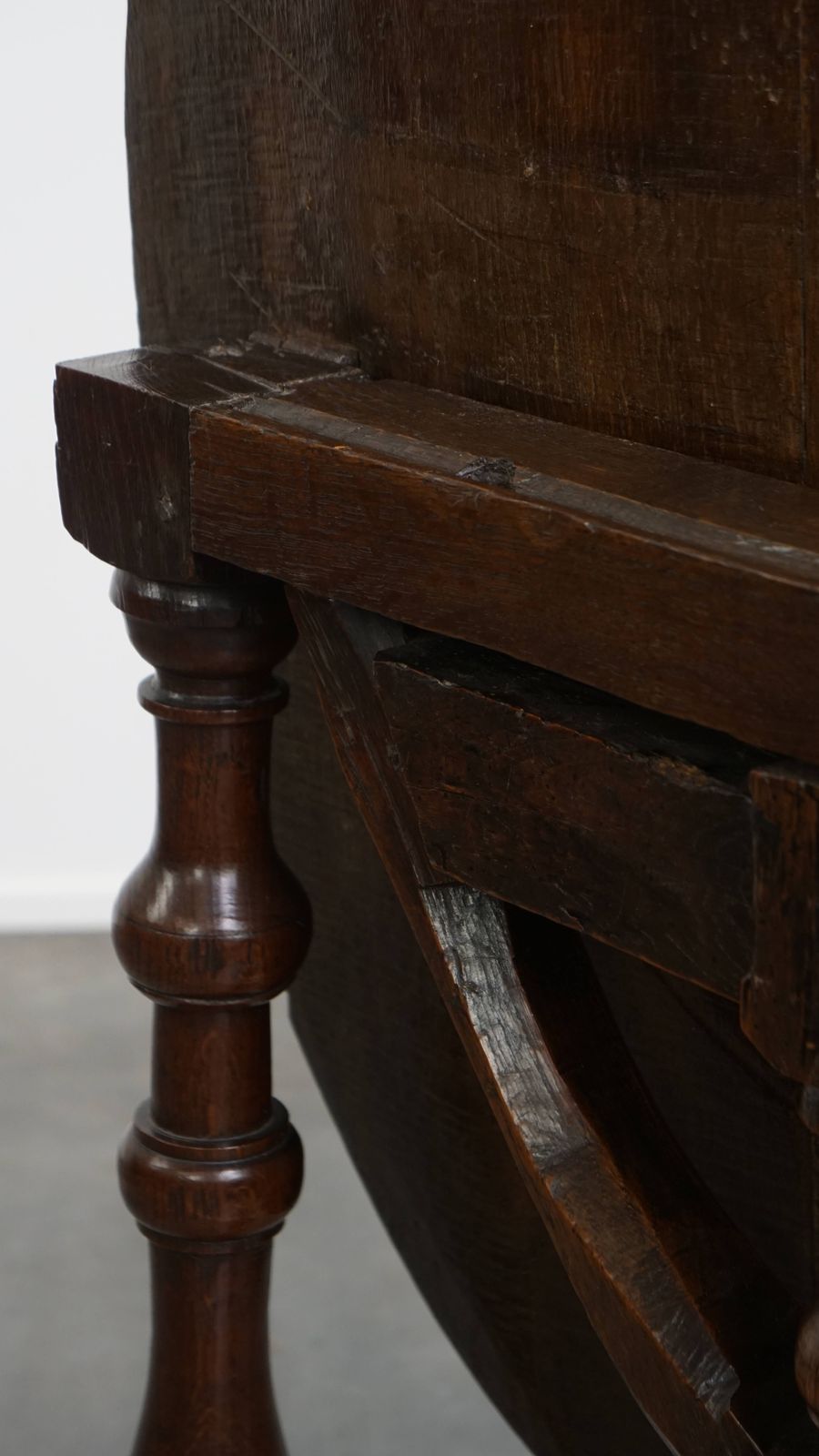 photo vinterior Unique Early 17th Century Antique Folding/Side Table With A Beautiful Patina