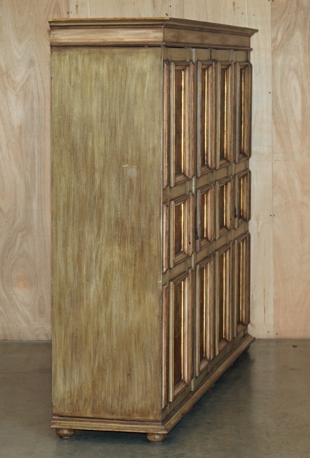 photo vintage Stunning Vintage Oak Italian Housekeepers Cupboard Or Double Bank Wardrobe