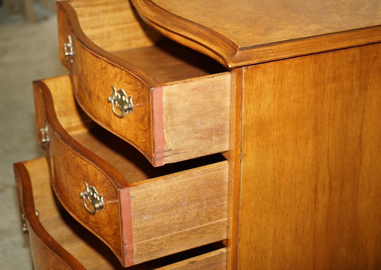 photo vintage Vintage Burr Walnut Serpentine Fronted Nightstand Side Table Chest Of Drawers