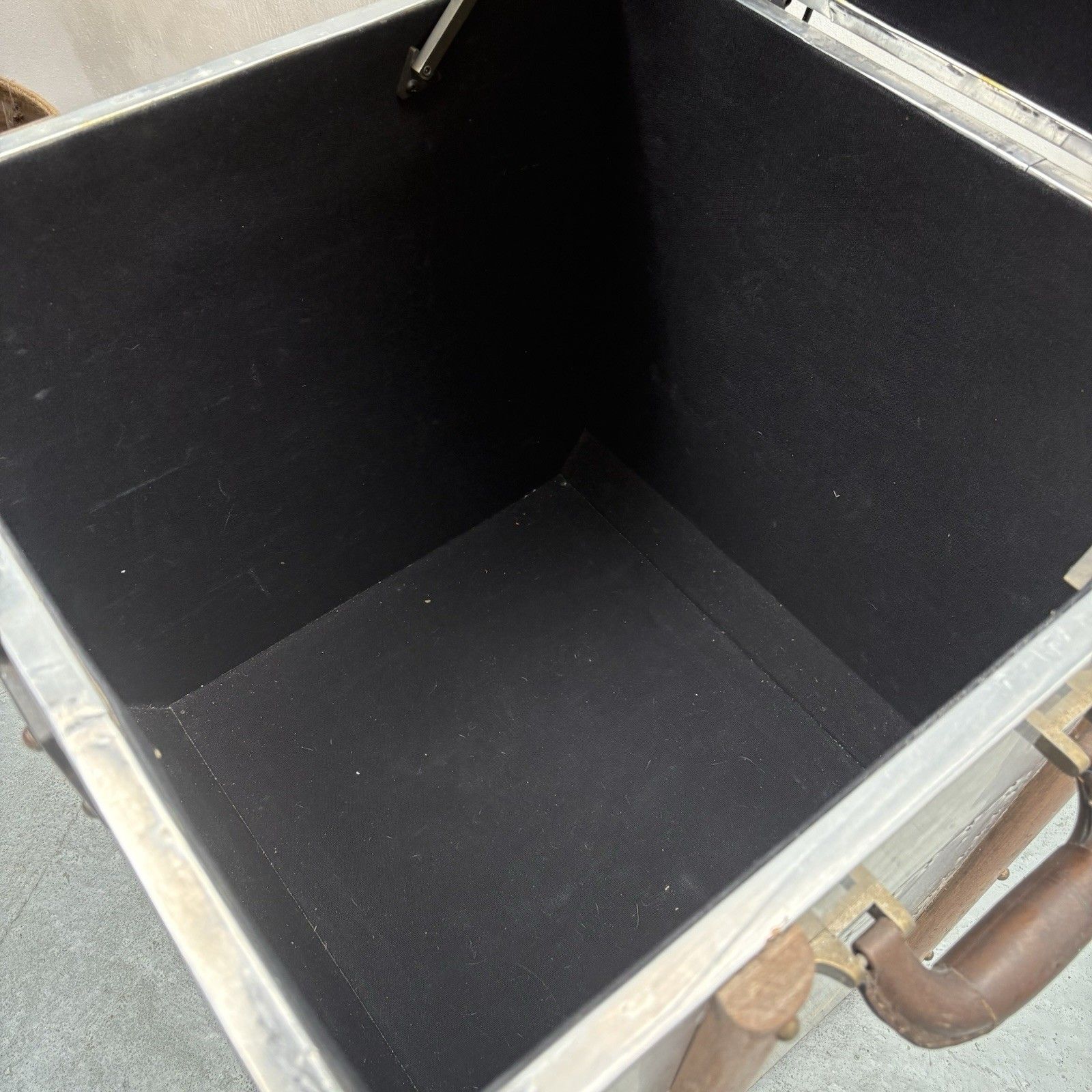 photo vinterior Industrial Aluminium Aviator Style Side Table Storage Box