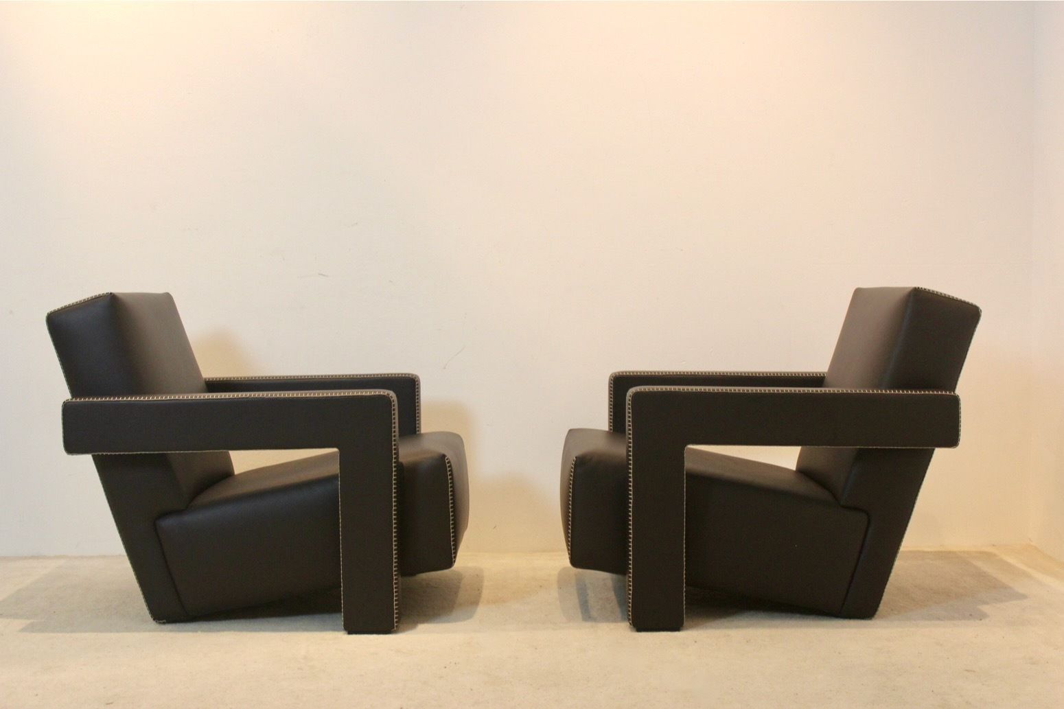 Gerrit Rietveld For Cassina – Pair Of Iconic ‘Utrecht’ Chairs In Leather photo vinterior