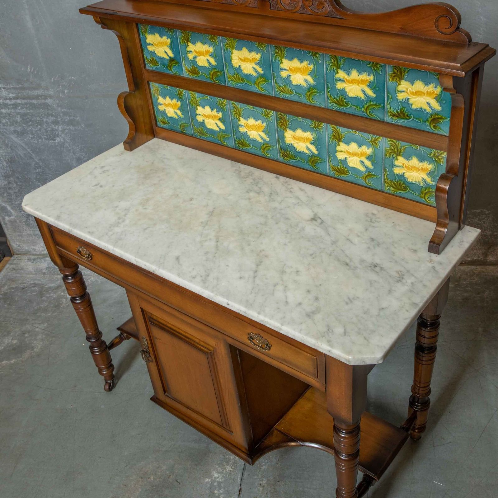 photo furniture Late Victorian Walnut Washstand