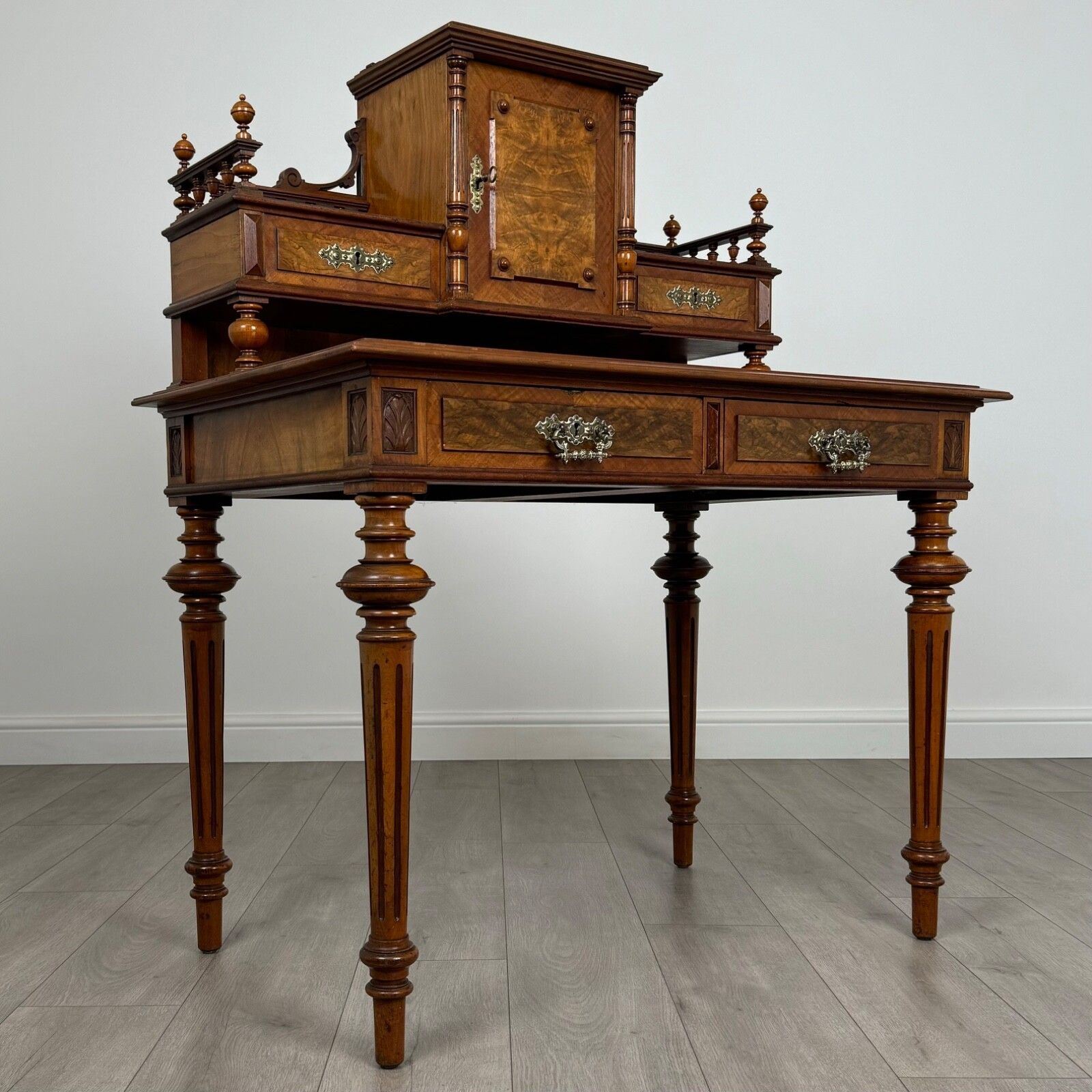 photo furniture Antique 19th Century Fine Quality French Writing Table In Walnut