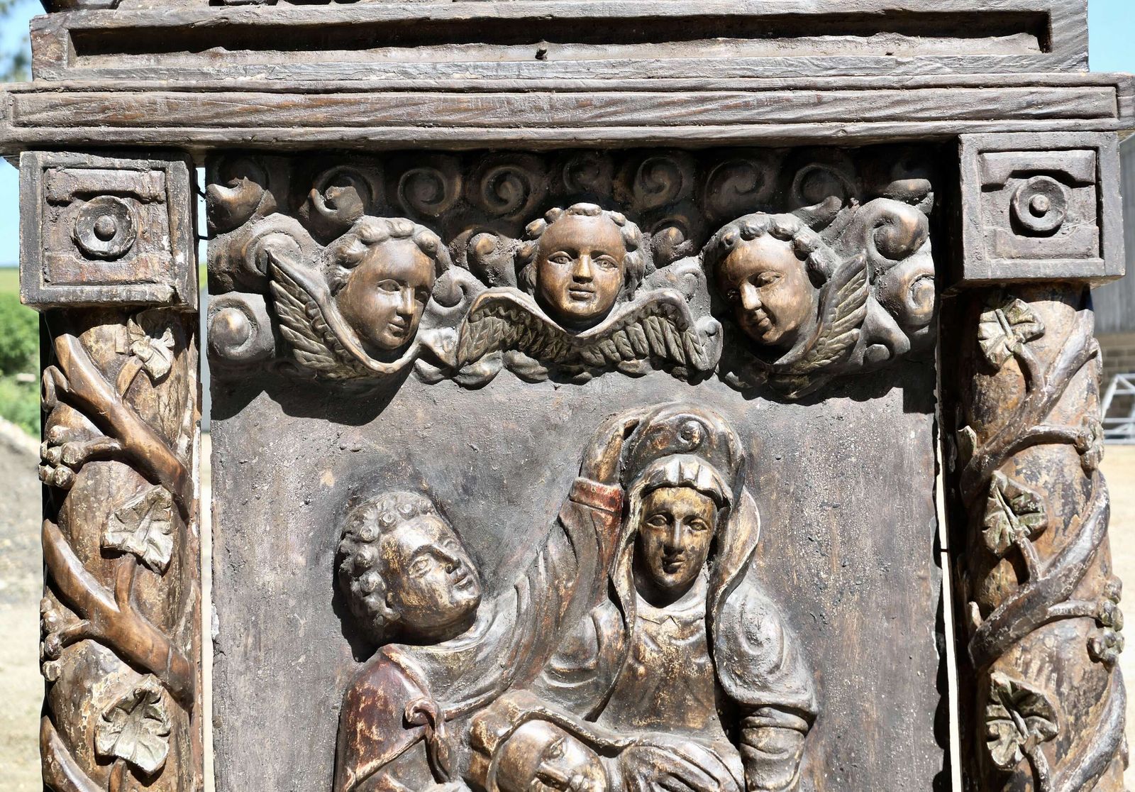 photo furniture Large European Mediaeval Oak Carving Of Christ In The Tomb