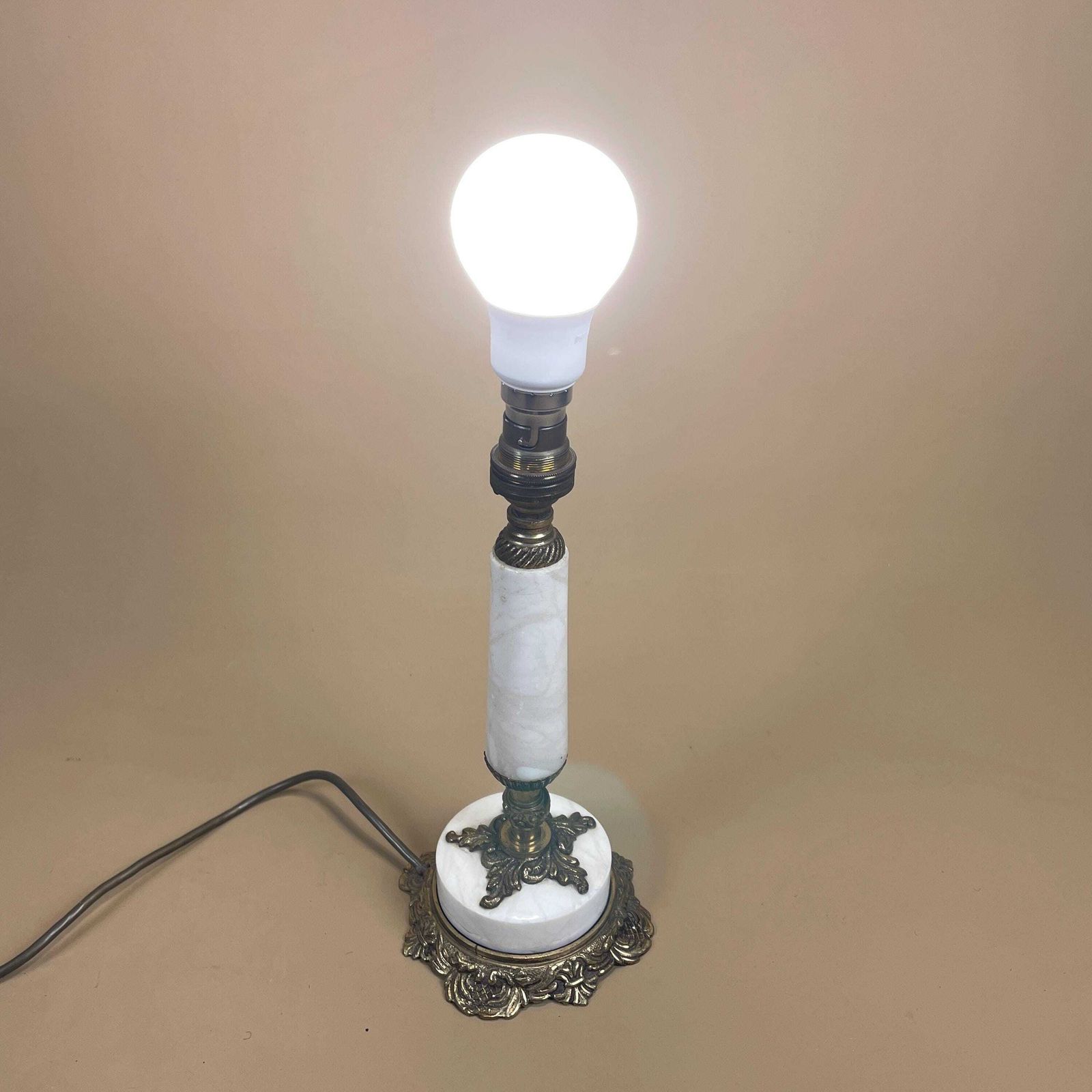 photo furniture Antique White Onyx Marble Lamp Light Small Short Bedside Brass Gold Ornate Vintage Round Base With Feet Column
