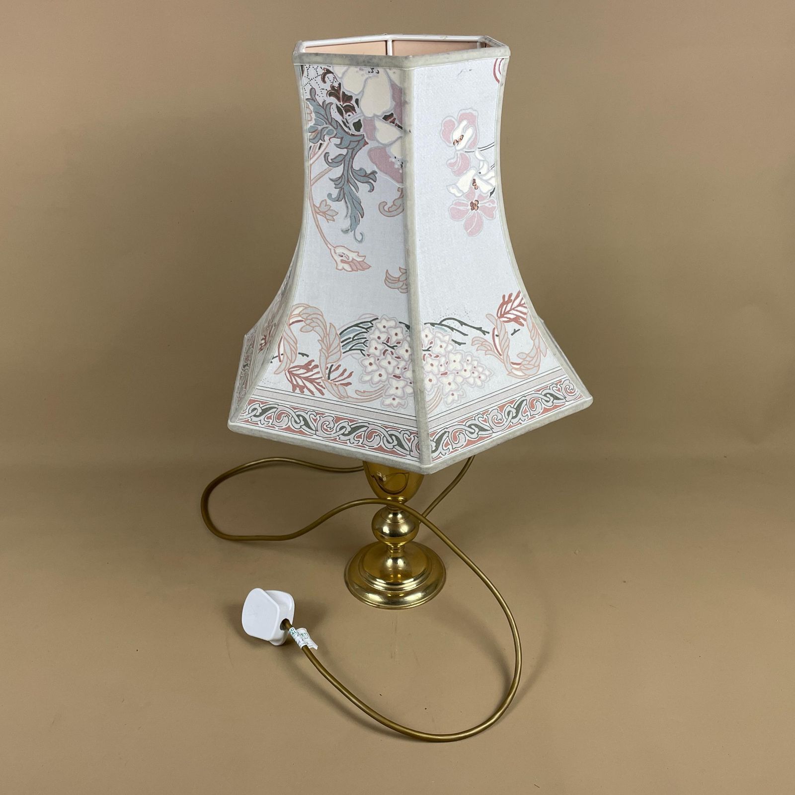 photo furniture Antique Gold Brass Lamp Light Bedside Table Oriental Floral Bell Shade Green Pink Beige Lampshade Lampshade Ornate Vintage Medium Metal Old