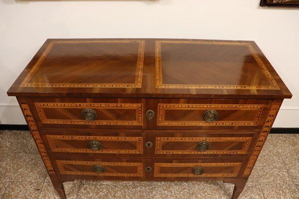 6468.0 Antique Chest Of Drawers In Inlaid Walnut, 1700s photo