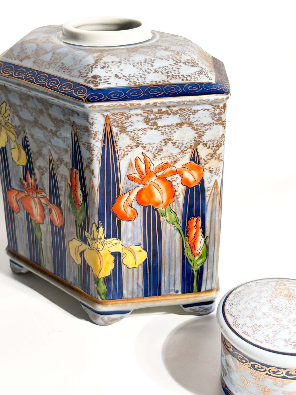 photo furniture Potiche Art Nouveau Vase In Italian Hand Painted Ceramics From The 1920s