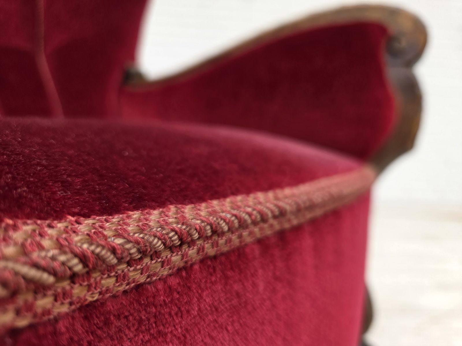 Ca. Jaren 1960, Deense Relaxfauteuil, Kersrood Meubelvelours, Eikenhout. photo for sale