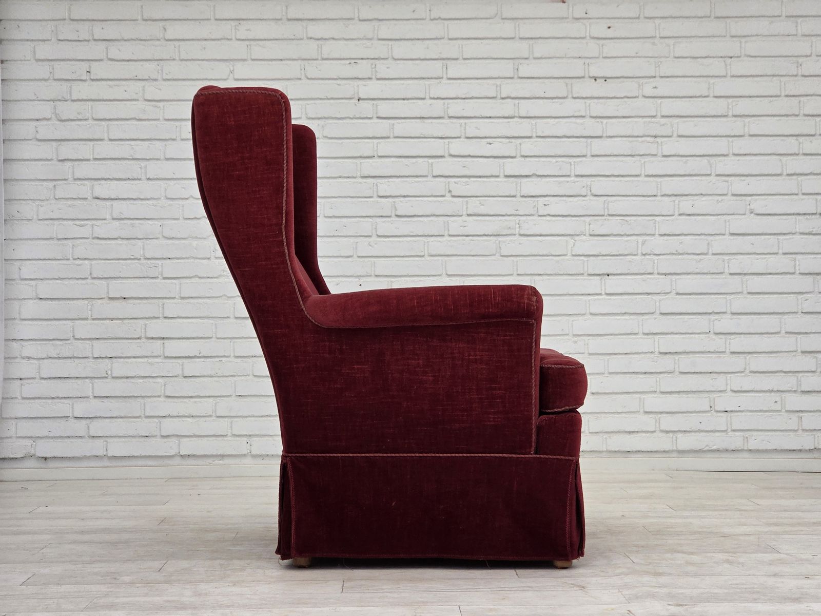 Meubels Jaren 1970, Deense fauteuil met hoge rug, kersrood meubelvelours, essen houten poten. photo