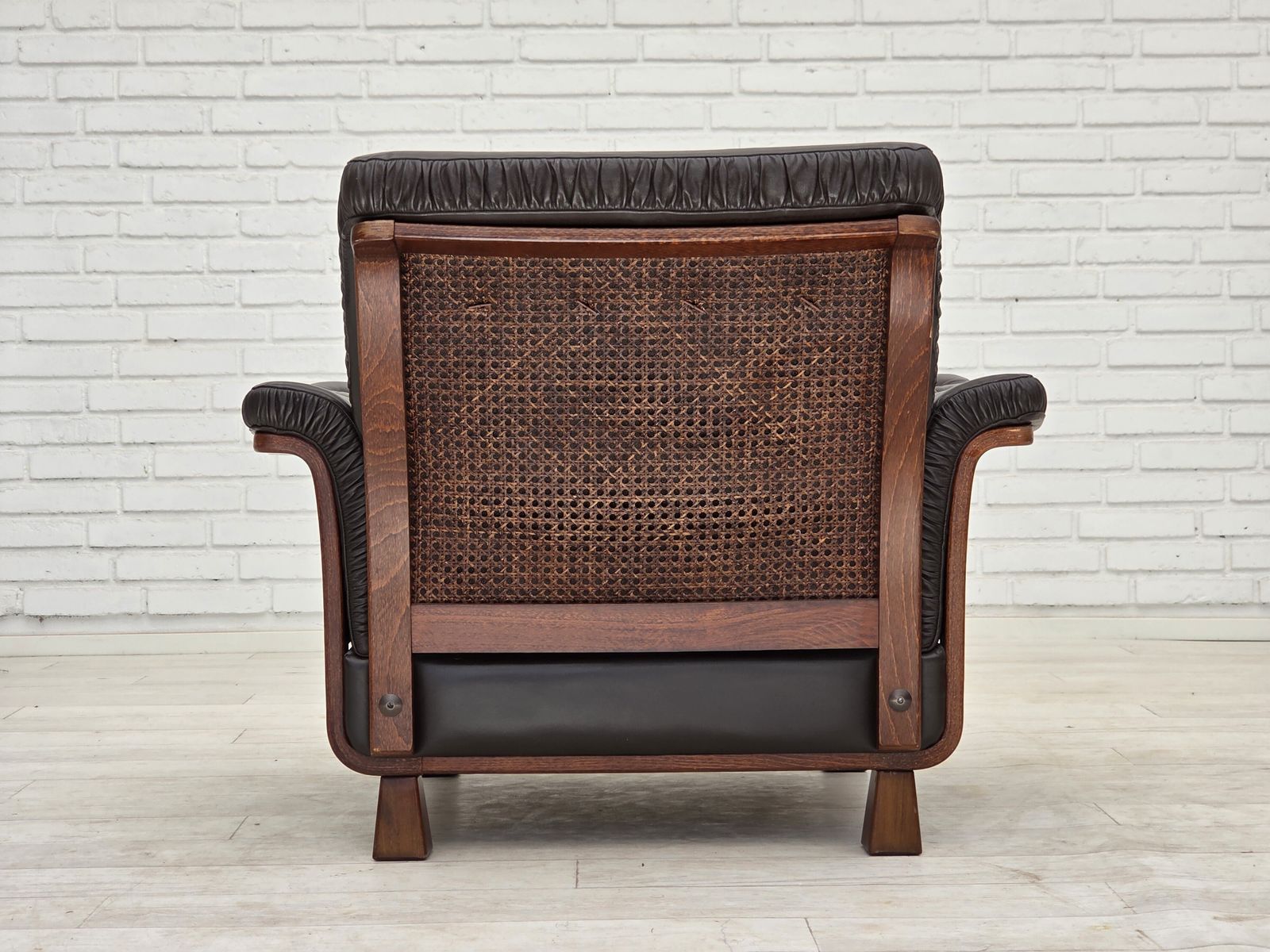 photo vinterior 1970s, Scandinavian Armchair, Brown Furniture Leather, Teak Wood Legs.