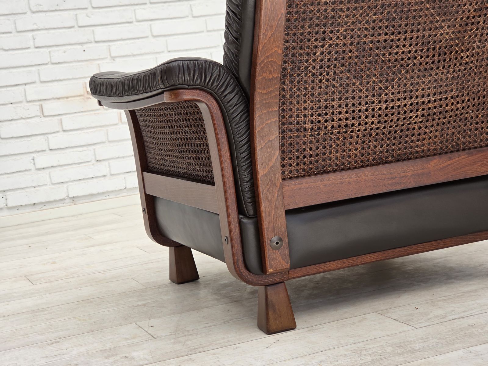 photo buy Scandinavische Fauteuil, Ca. Jaren 1970. Bruin Meubelleer, Teakhouten Poten.