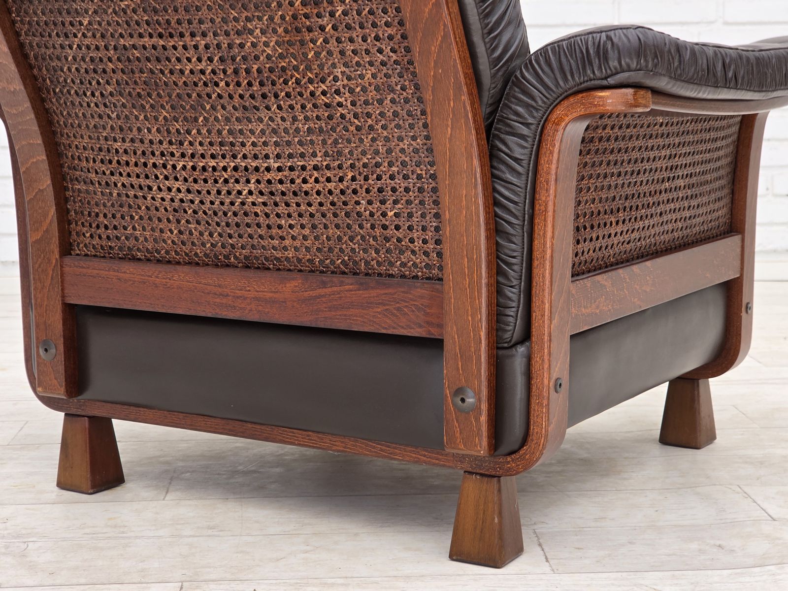 photo vintage 1970s, Scandinavian Armchair, Brown Furniture Leather, Teak Wood Legs.