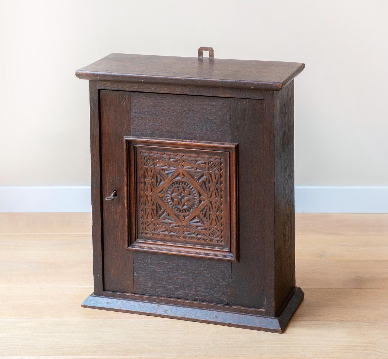 Armoire murale d'époque en bois sculptée à la main, XIXe siècle, pharmacie hollandaise rustique