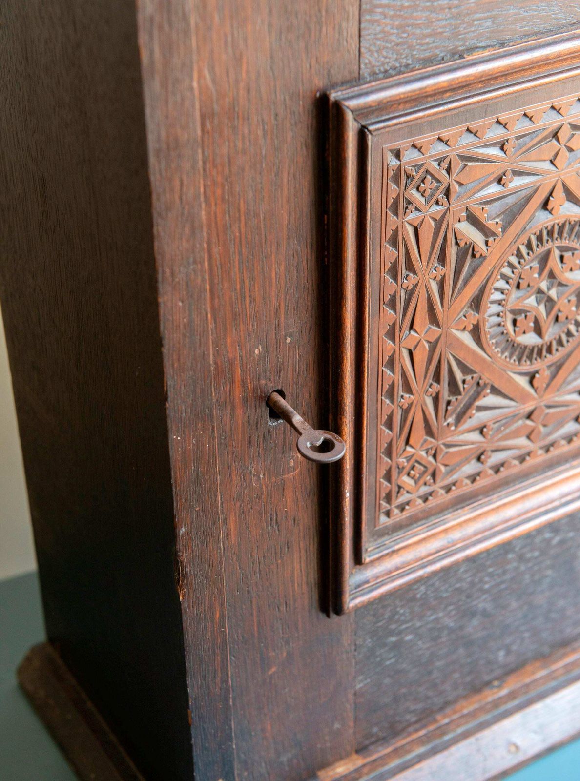 Armoire murale d'époque en bois sculptée à la main, XIXe siècle, pharmacie hollandaise rustique photo buy