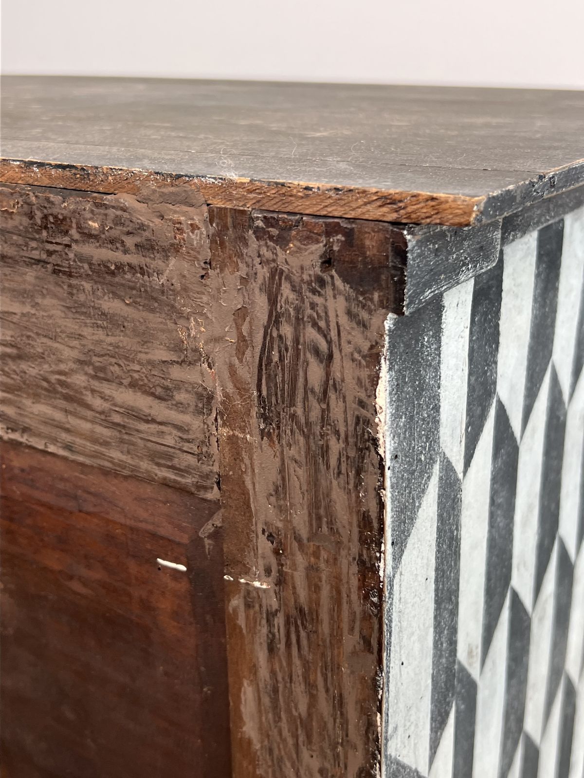 photo vintage Small Italian Chest Of Drawers Opening With 2 Drawers Patinated With A Trompe L'oeil Checkerboard