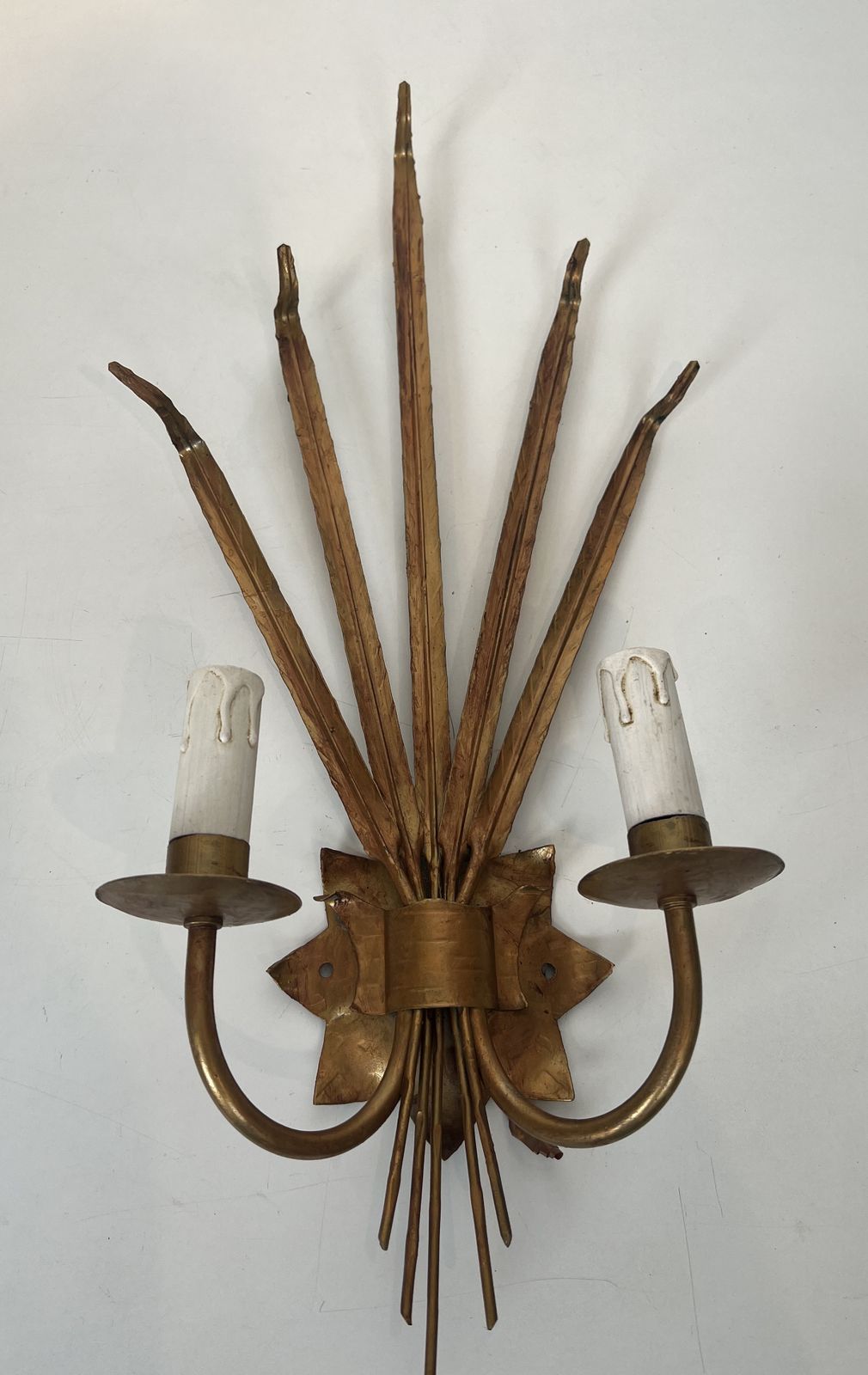photo vintage Pair Of Golden Sconces With Ears Of Wheat In The Style Of Coco Chanel