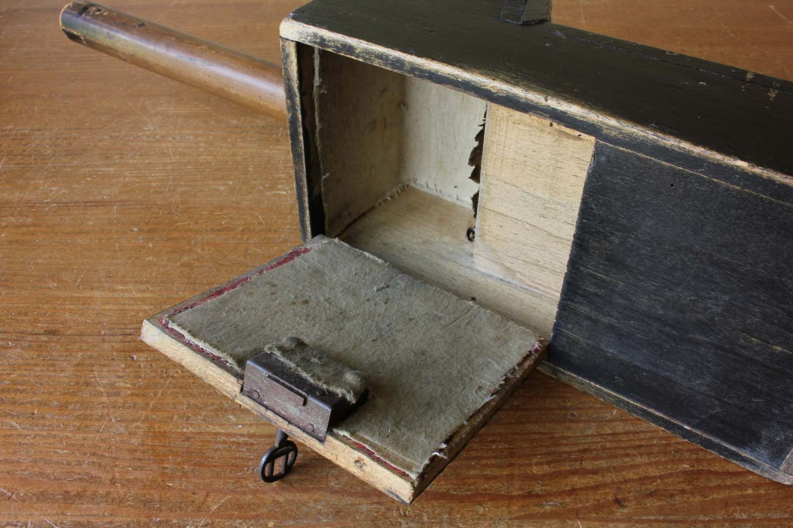photo vinterior French Church Offering Box. Taxe Sur Chaises Collection Tray. Pew Rent.