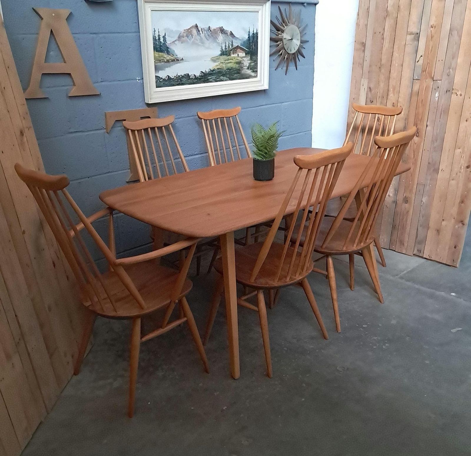 Beautiful Mid Century Vintage 1960s Ercol Plank Table & 6 Goldsmith Chairs In Excellent Condition