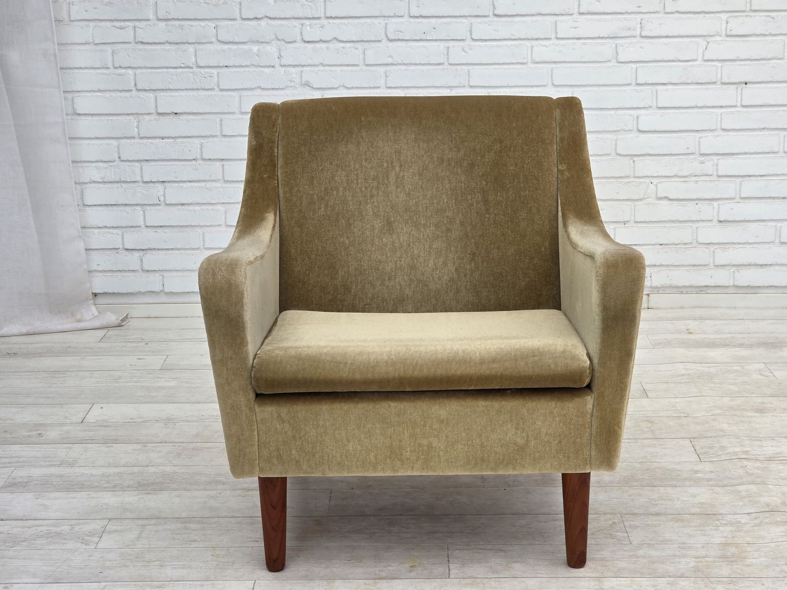 Jaren 1970, Deense Fauteuil, Groen Meubelvelours, Teakhouten Poten. photo for sale
