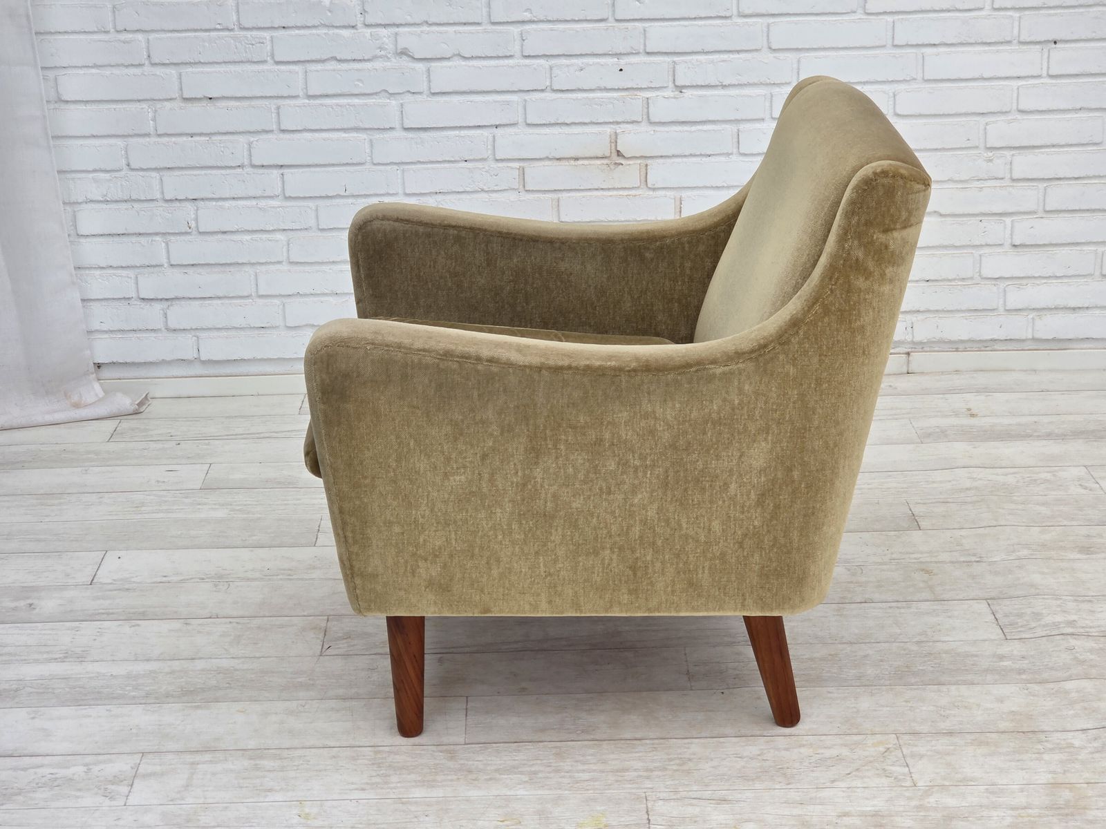 photo vinterior Jaren 1970, Deense Fauteuil, Groen Meubelvelours, Teakhouten Poten.