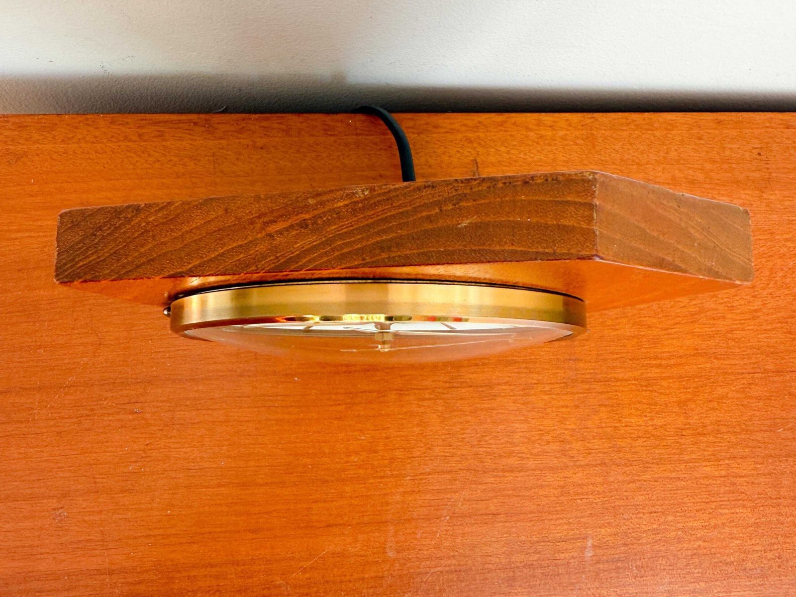 photo for sale Vintage Elektrische Tafelklok | Hout, Messing, Glas | Dutch Design | Jaren 50/60 | Nufa | Kortana | Mid Century Modern