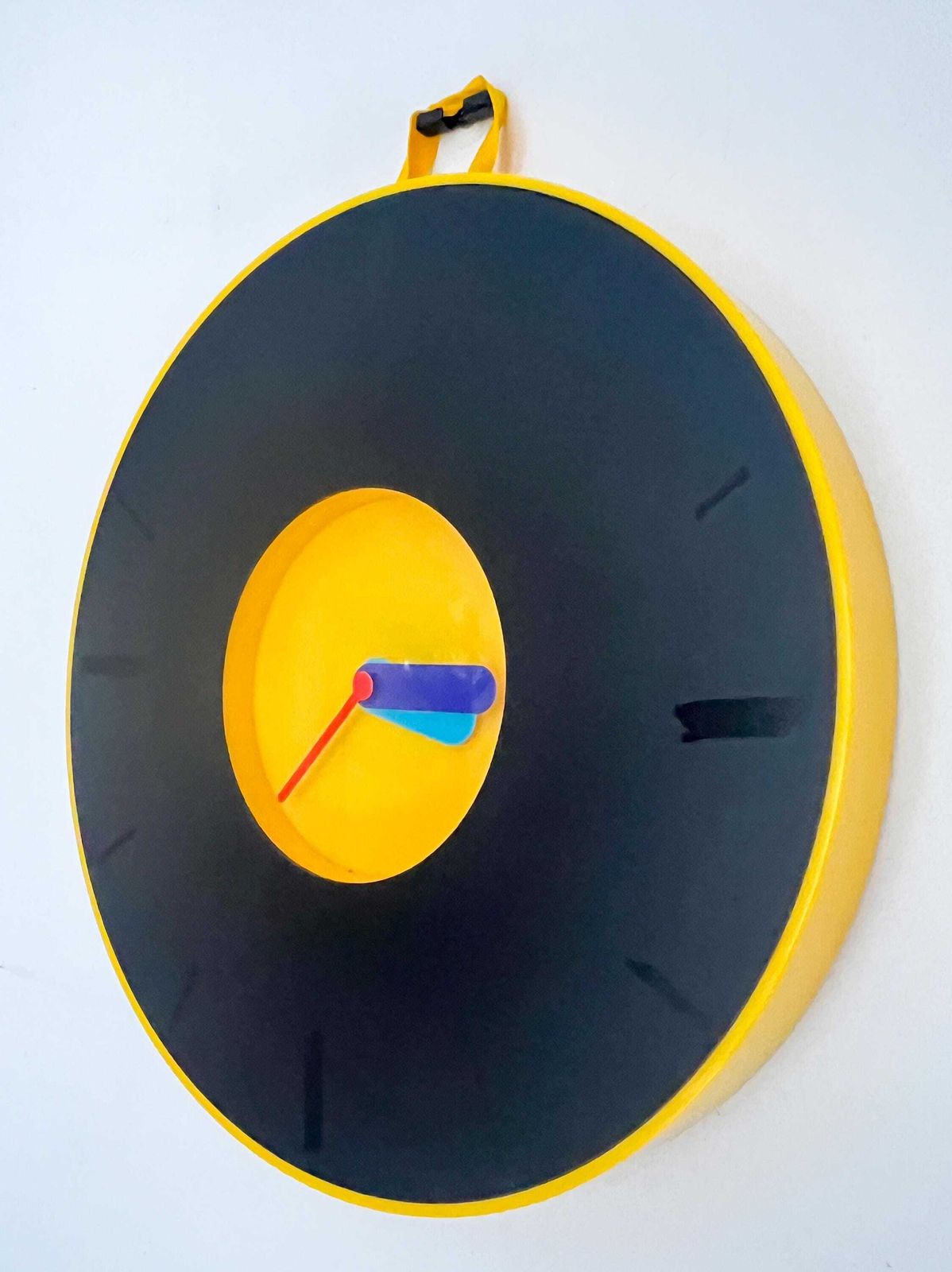 Vintage Ikea Pladdra Klok – Ontwerp Van Chenyi Ke – Uitstekende Staat – Geel, Zwart – Jaren 90 – Memphis Stijl – Pop Art photo for sale