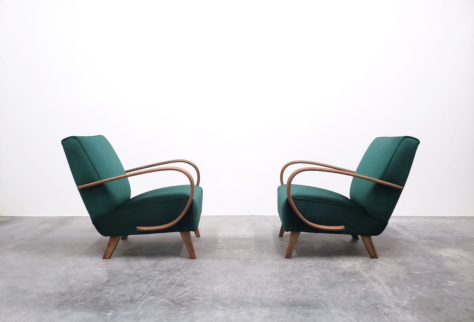 photo furniture 1930 Jindrich Halabala Bentwood Armchair In Luxury Green Velvet