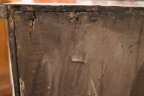 photo furniture Antique Chest Of Drawers In Walnut, 18th Century