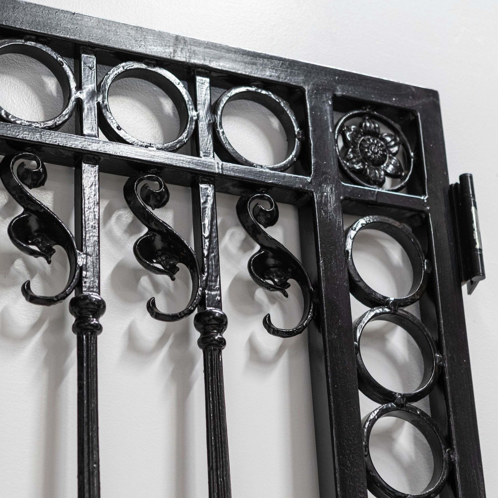 photo vinterior Reclaimed Black Wrought Iron Gates