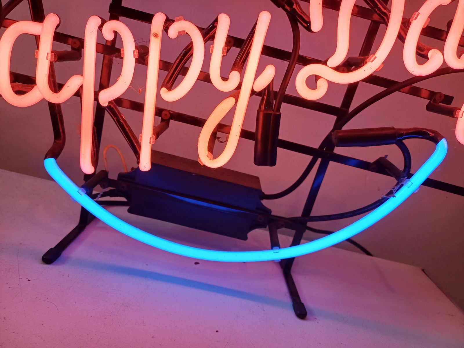 Vintage USA "Happy Days" Neon Sign photo vinterior