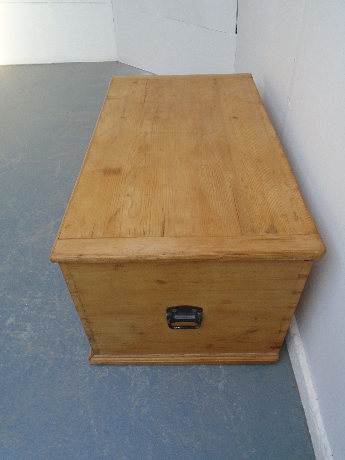 A Large Pine Waxed Victorian Coffer Box / Tv Stand photo vinterior