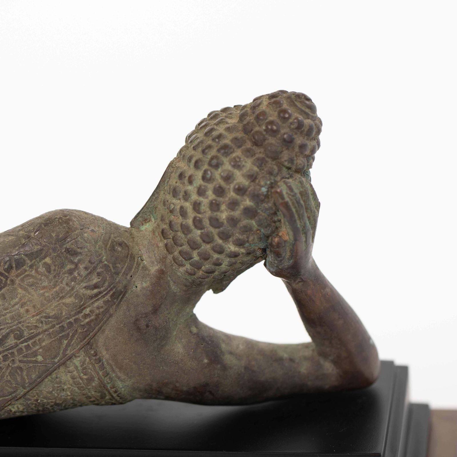 photo vintage Asian Figural Bronze Table Lamp Of A Lying Buddha With Green Shade Myanmar 1920s