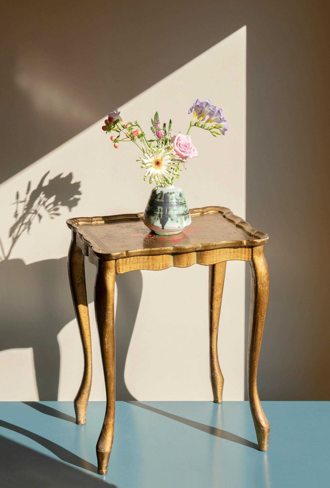 Table d'appoint florentine dorée, table basse italienne à feuilles d'or, bord festonné, Rococo photo for sale