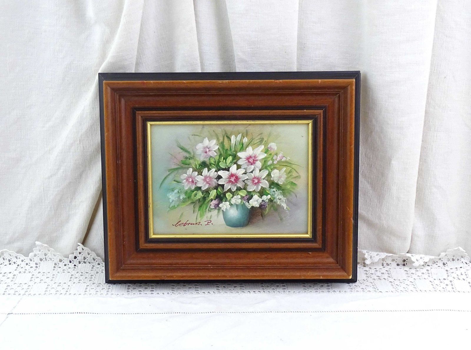 Klein Vintage Frans Ingelijst Olieverfschilderij Van Een Bloemstilleven Door Lebrun P – Retro Olieverf Op Paneel Met Bloemen In Een Vaas, Houten Lijst
