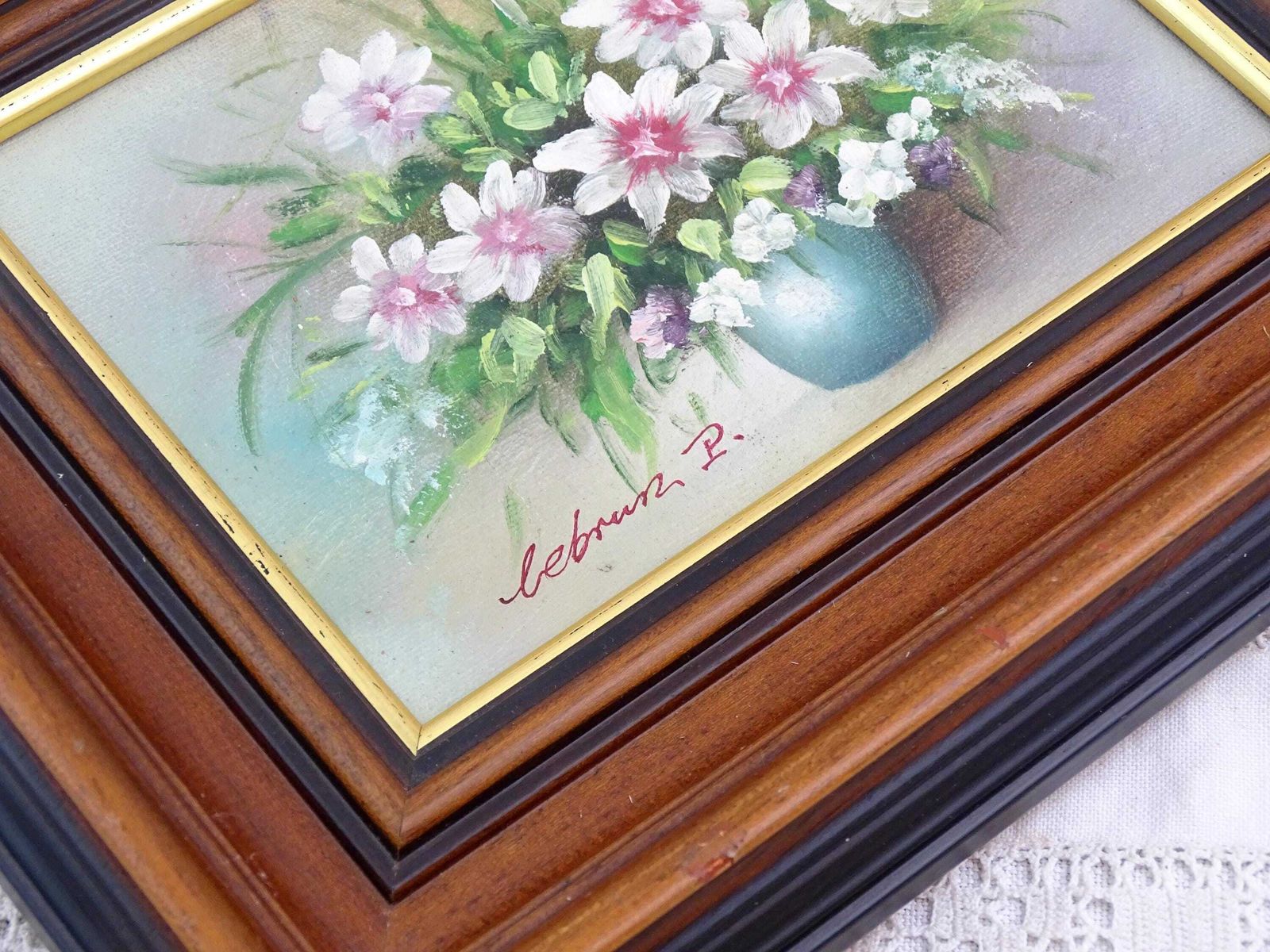 Klein Vintage Frans Ingelijst Olieverfschilderij Van Een Bloemstilleven Door Lebrun P – Retro Olieverf Op Paneel Met Bloemen In Een Vaas, Houten Lijst photo vinterior