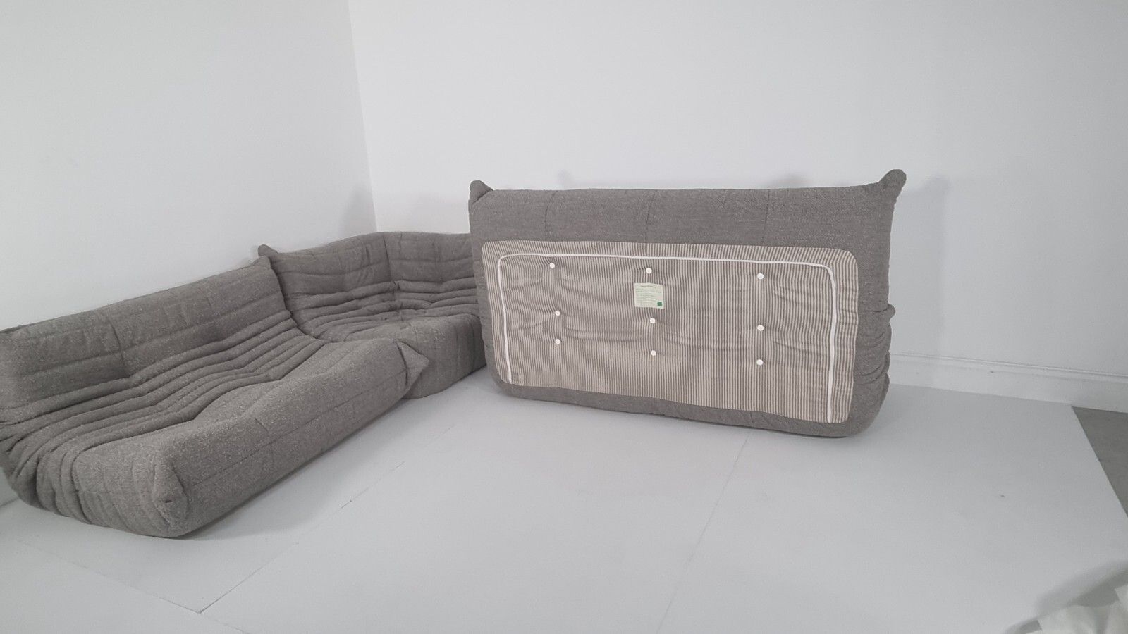 photo vinterior Ligne Roset Togo Set 3 Seater, 2 Seater And Corner In Grey Boucle
