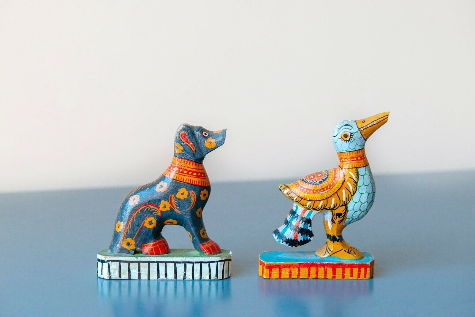 Set Van 2 Indiase Pattachitra Kunstbeeldjes, Hond En Vogel, Decoratieve Folkloristische Dieren, Kleurrijke Handgeschilderde Beeldjes