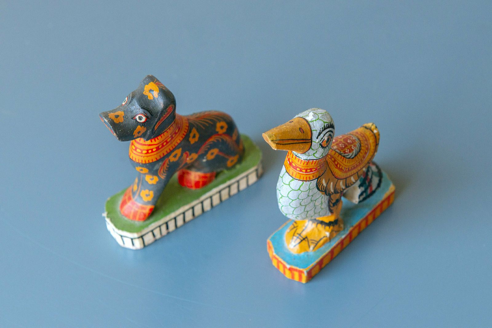 photo for sale Set Van 2 Indiase Pattachitra Kunstbeeldjes, Hond En Vogel, Decoratieve Folkloristische Dieren, Kleurrijke Handgeschilderde Beeldjes