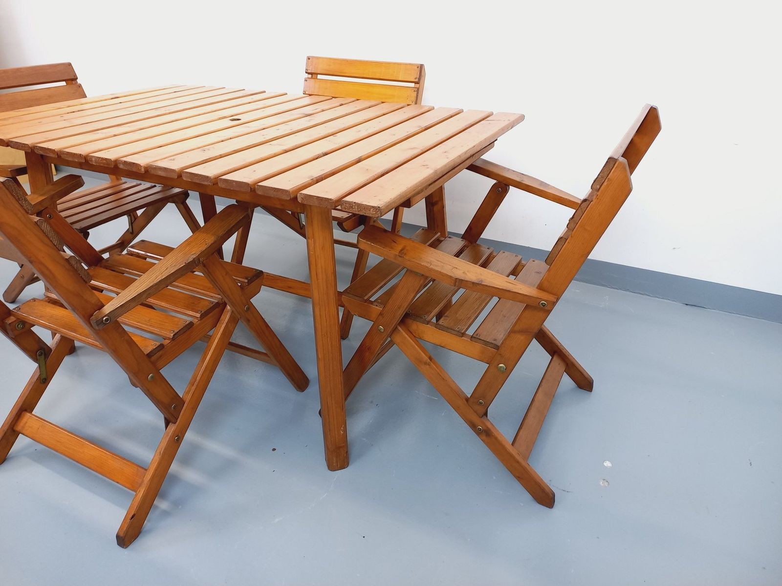 Garden Furniture Set Consisting Of A Table And 4 Wooden Armchairs photo vinterior