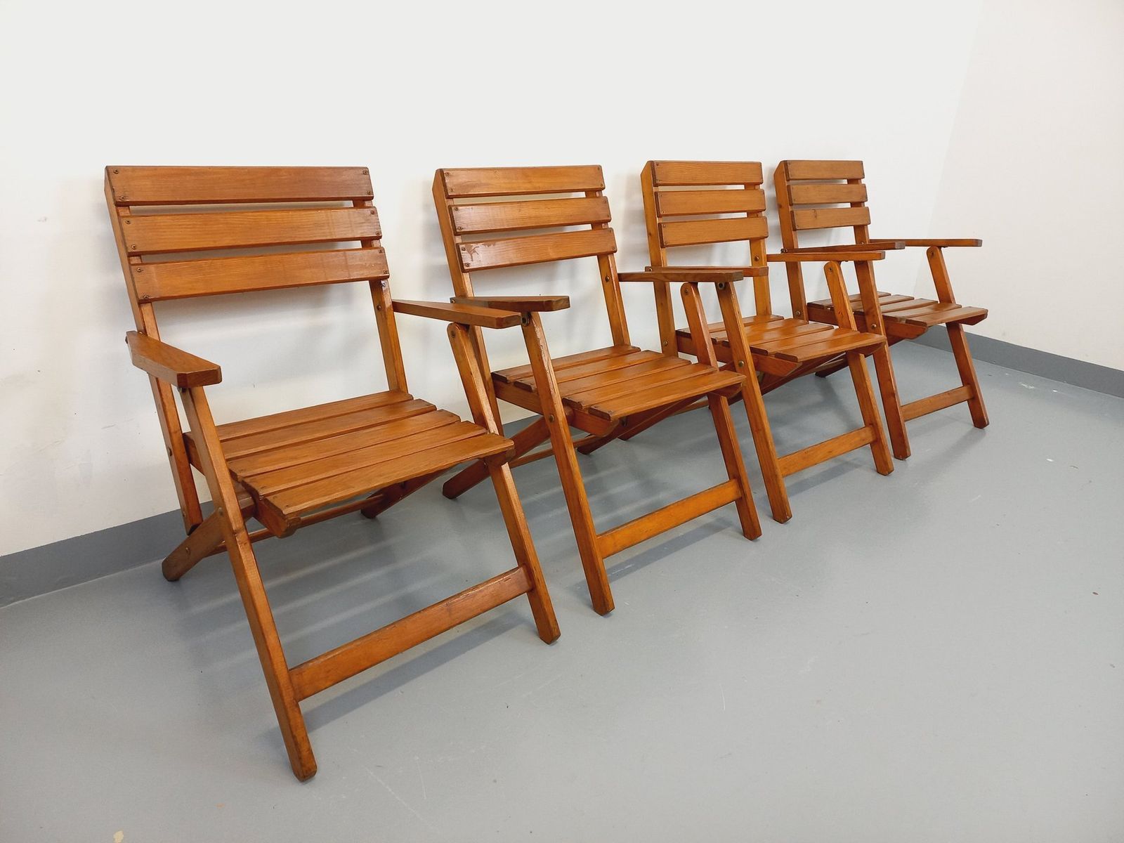 photo furniture Garden Furniture Set Consisting Of A Table And 4 Wooden Armchairs