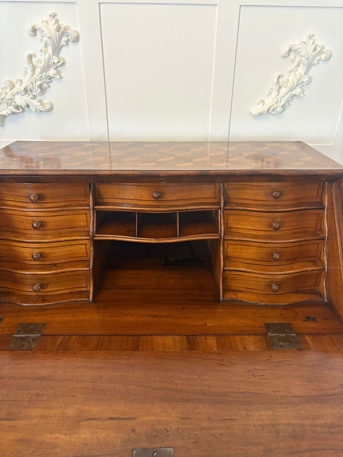 photo vinterior Outstanding Quality Antique 18th Century French Walnut Inlaid Parquetry Bombe Shaped Bureau