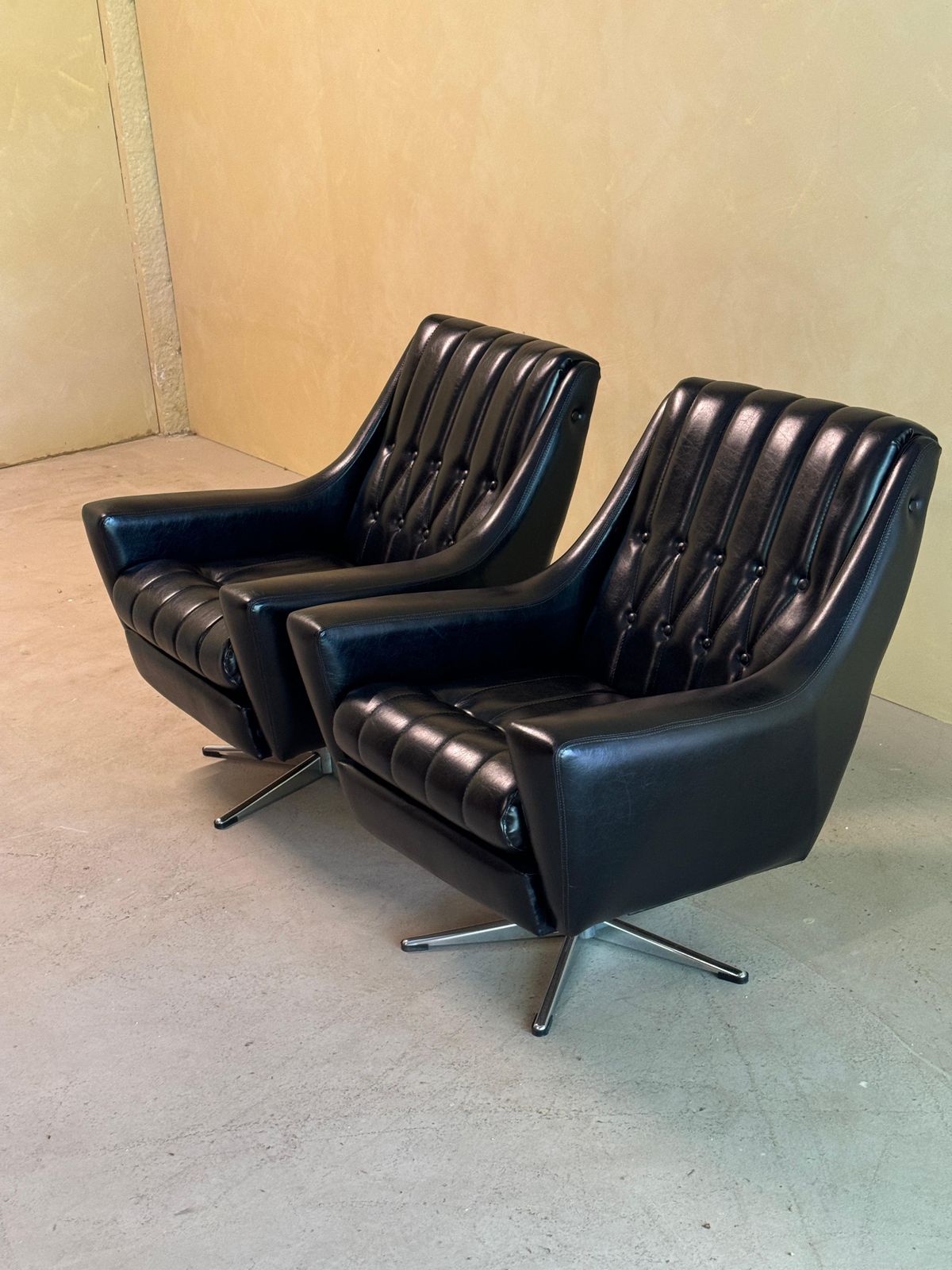 photo furniture Vintage Paar Zwartleren Draaifauteuils