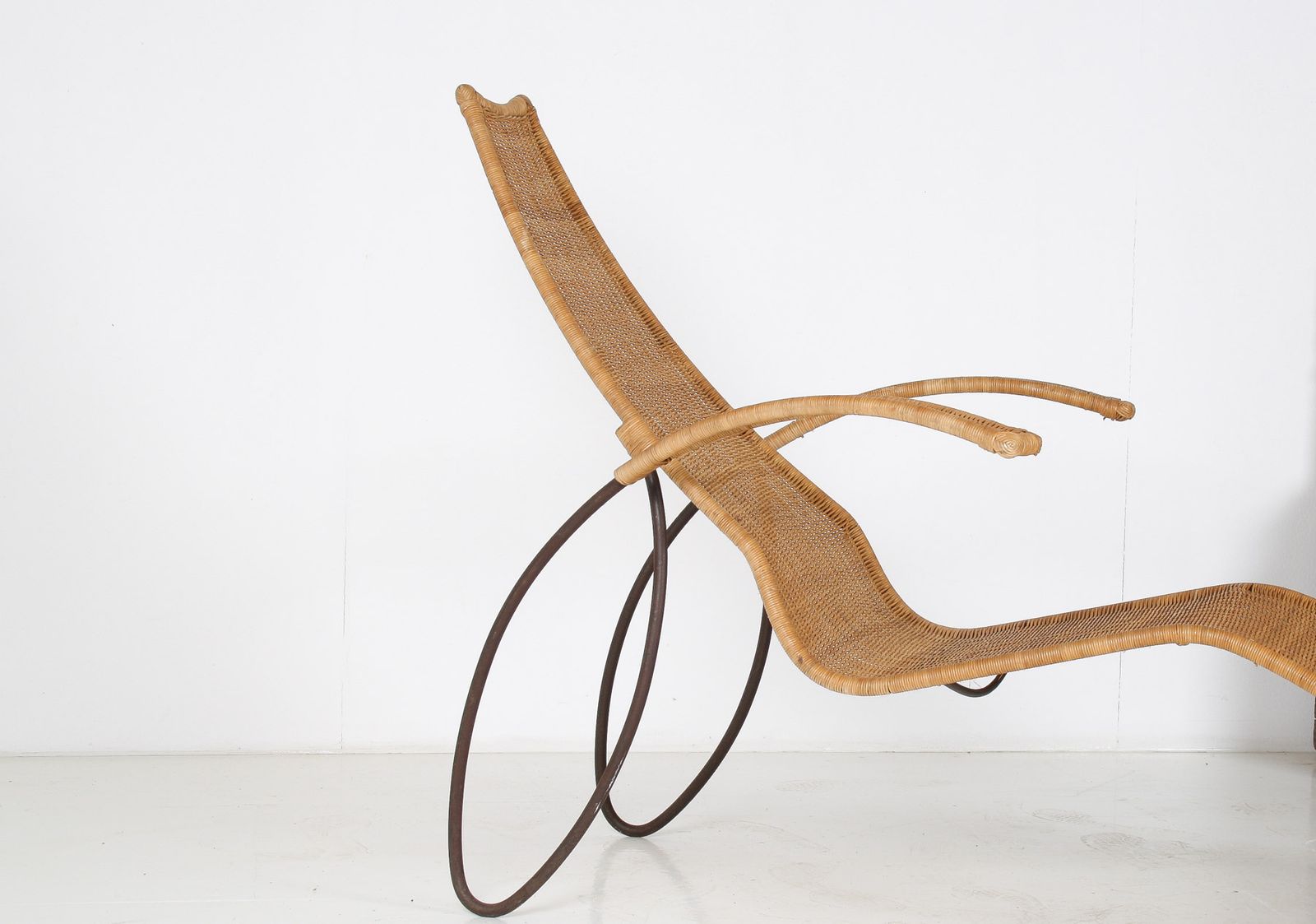 photo furniture 1930s Modernist Wrought Iron Frame Wicker Sun Longer Chaise With Arms And Footrest