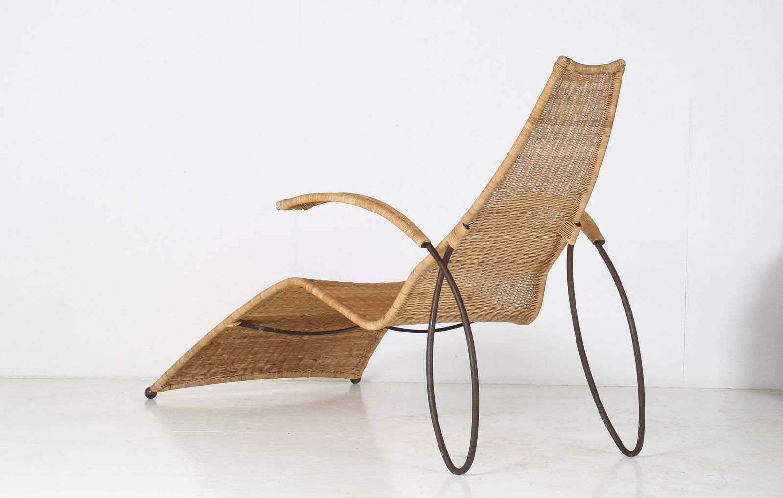 1695.0 1930s Modernist Wrought Iron Frame Wicker Sun Longer Chaise With Arms And Footrest photo